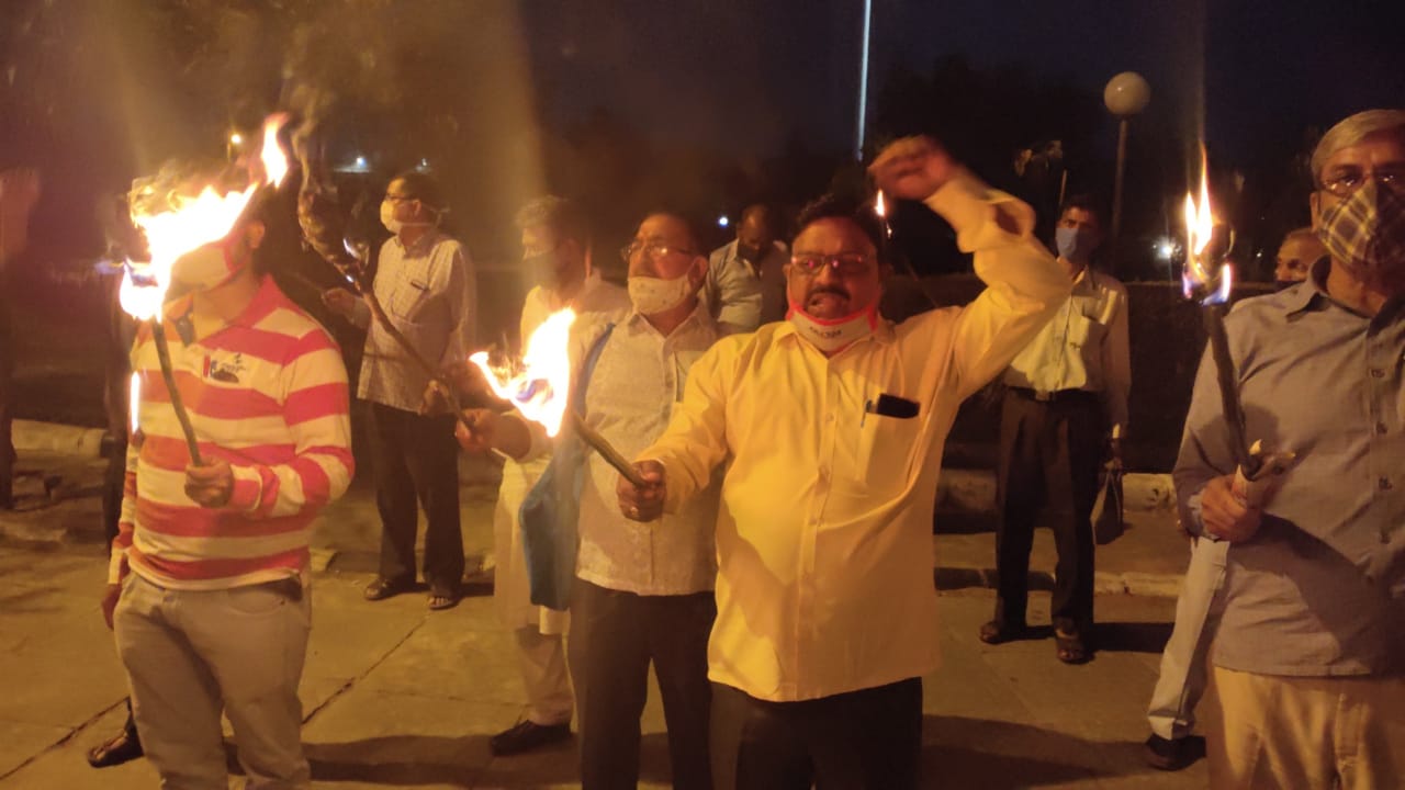 in-the-rajasthan-university-the-fasting-continued-on-the-fourth-day-of-serving-and-retired-employees-for-their-justified-demands